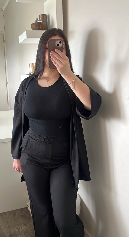 Ensemble noir, kimono